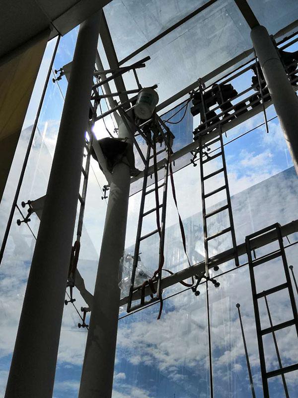 上海靜安區(qū)招商銀行玻璃幕墻裝貼隔熱膜